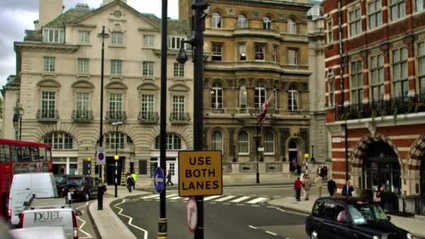 ロンドン イングランド 2011年10月11日 賑やかな通りに高層ビルの静止した眺めは 通りの側面に沿って多数の正体不明の人々と交通の前で横断歩道を横切る正体不明のビジネスマンを示しています — ストック動画