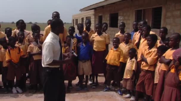 Afrika Kenia August 2010 Weite Aufnahme Von Lehrern Und Schülern — Stockvideo