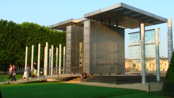 Strzał Pomnikiem Pokoju Paryżu Pokój Jest Napisane Różnych Językach Alfabetów — Wideo stockowe