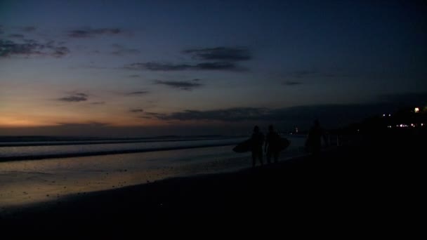 Bali Indonezja Około 2013 Szeroko Strzał Patelni Surferów Plaża Zachodzie — Wideo stockowe