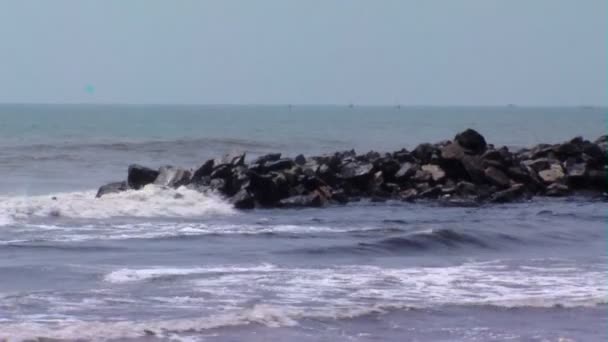 Medium Shot Zoom Out Wide Polluted Beach — Stock Video