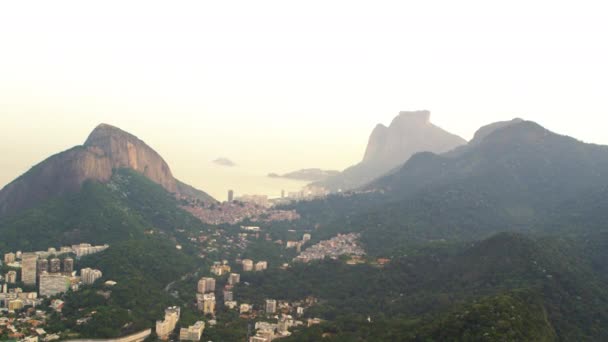 巴西景观的里约热内卢从直升机上拍摄的空中跟踪拍摄 — 图库视频影像