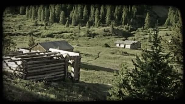 Pomalu Přibližují Staré Opuštěné Sruby Bez Střechy Skalnatém Kopci Vedle — Stock video