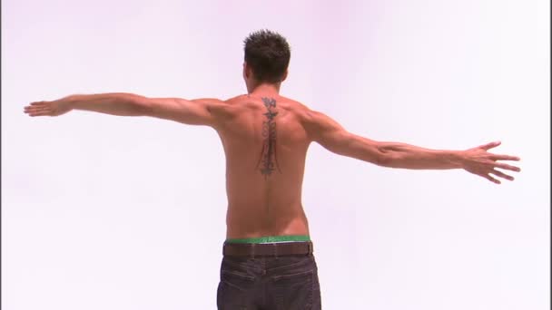 Βολή Του Ένα Τατουάζ Άνθρωπος Που Κάνει Κύμα Χέρια — Αρχείο Βίντεο