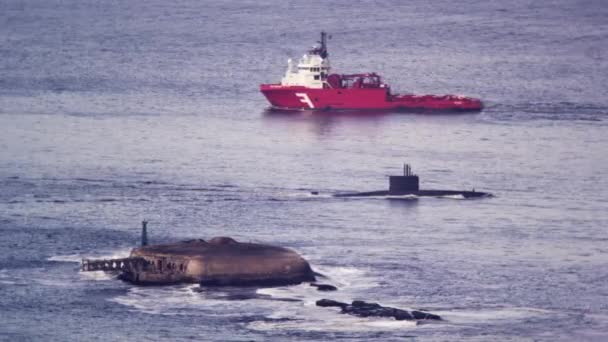 Imágenes Cámara Lenta Una Barcaza Submarino Moviéndose Direcciones Opuestas Más — Vídeos de Stock