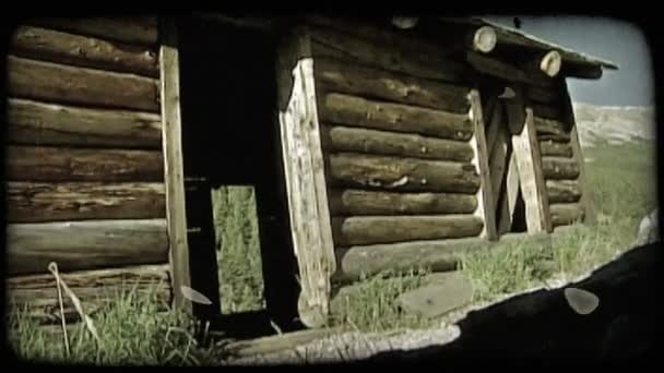 Frente Antigua Cabaña Madera Abandonada Con Puerta Abierta Ventana Sombra — Vídeo de stock