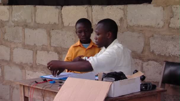 Afrika Kenia August 2010 Mittelweite Aufnahme Von Lehrer Und Student — Stockvideo