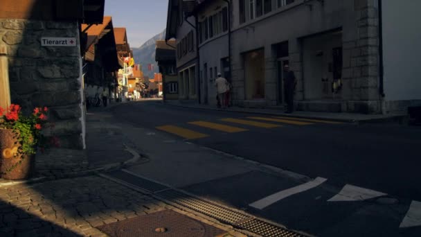 Вечером Съёмка Дороги Швейцарской Деревне Бриенц Люди Ходят Машины Ездят — стоковое видео