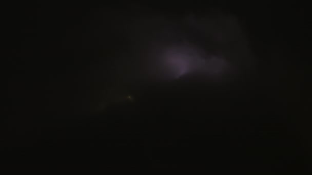 Una Estática Toma Nocturna Algunas Nubes Que Soplan Alrededor Estatua — Vídeos de Stock