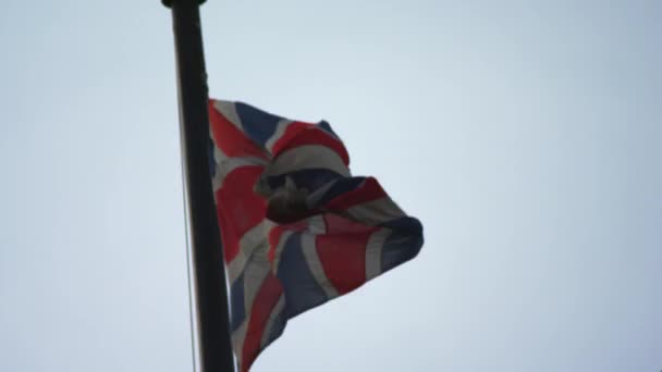 Primer Plano Estacionario Bandera Británica Unido Asta Bandera Agitando Viento — Vídeos de Stock