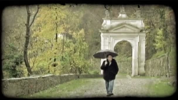 Egy Férfi Sétál Esőben Alatt Egy Esernyő Vintage Stilizált Videoklip — Stock videók