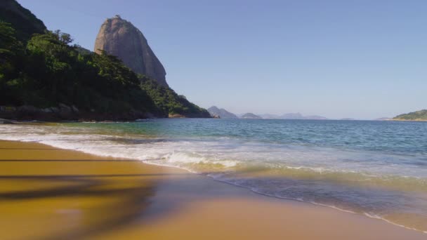 Zwolnionym Tempie Fale Mycia Czerwonej Plaży Rio Ponad Cieniem Palmy — Wideo stockowe