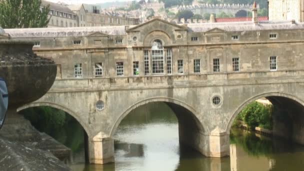 Tiro Puente Cubierto Piedra Sobre Río Bath Inglaterra — Vídeos de Stock