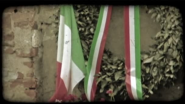 Prise Vue Drapeau Italien Une Couronne Drapée Ruban Accrochée Mur — Video