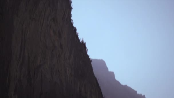 几乎看不见的滑翔伞从山上坠落的长镜头 雪岩面 在瑞士拍摄 — 图库视频影像