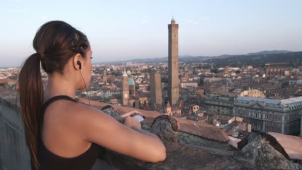 Γυναίκα Τζόκινγκ Επάνω Βήματα Μια Στοά Της Ιταλικής Αρχιτεκτονικής — Αρχείο Βίντεο
