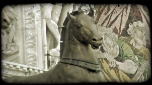 Tiro Fechadura Cavalo Bronze Edifício Italiano Vintage Clipe Vídeo Estilizado — Vídeo de Stock