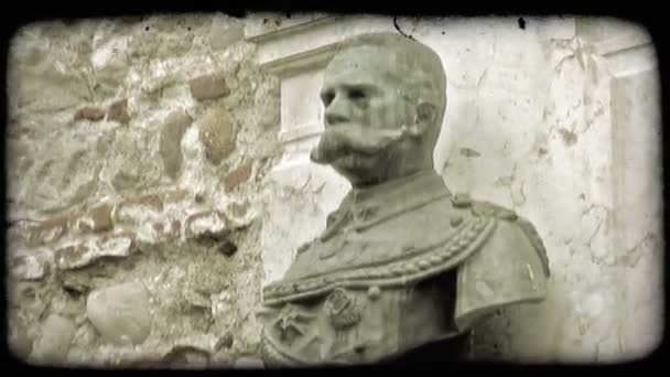 Tiro Uma Estátua Busto Homem Com Trajes Militares Vintage Clipe — Vídeo de Stock