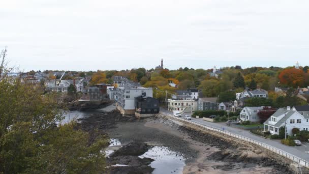 New England Med Kirke Spir Viser Det Farverige Efterår Løv – Stock-video