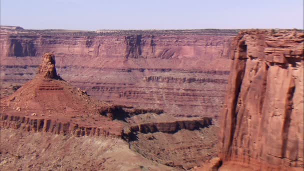 Lejano Cañón Del Desierto Con Una Aguja Acantilados — Vídeo de stock