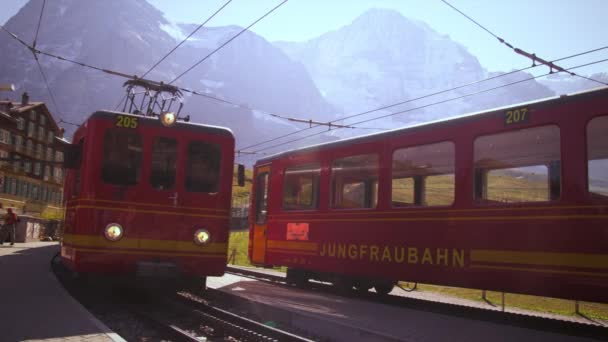 Ferrovia Suíça Cheia Passageiros Passa Pelo Hotel Por Outros Teleféricos — Vídeo de Stock