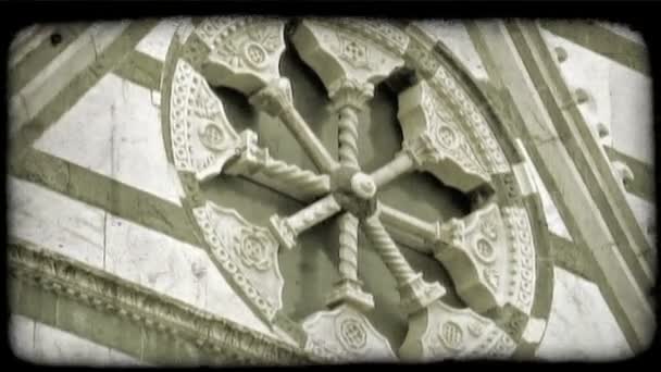 Shot Van Een Sculptuur Buitenkant Van Een Italiaanse Kathedraal Vintage — Stockvideo
