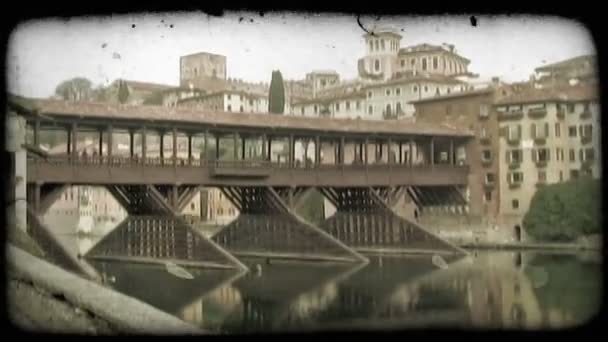 Aufnahme Einer Überdachten Brücke Über Einen Fluss Italien Vintage Stilisierter — Stockvideo