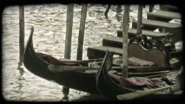 Egy lövés a gondolák kötődik a dokk egy velencei csatorna. Vintage stilizált videoklip