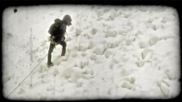Szeroko Strzał Alpinista Sobie Profesjonalne Zimowe Sprzęt Wspinaczkowy Piesze Wycieczki — Wideo stockowe