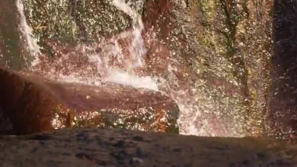 Gros Plan Ralenti Éclaboussures Eau Précipitées Sur Une Roche Brune — Video