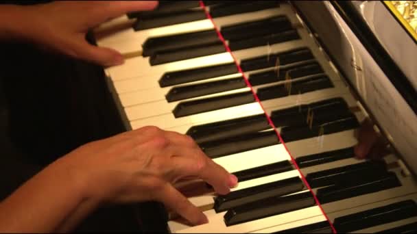 Close Duas Mãos Tocando Piano — Vídeo de Stock