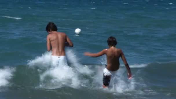 Széles Lövés Két Fiú Játszik Óceánban Punta Ala Olaszország — Stock videók