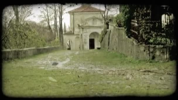 旧的意大利建筑在雨中宽镜头 复古风格化视频剪辑 — 图库视频影像