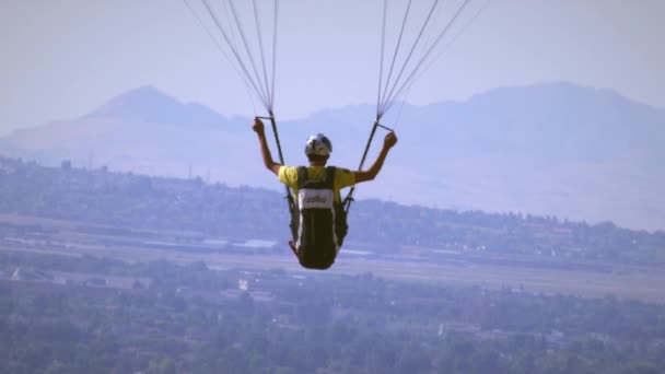 Slow Motion Beelden Van Achterkant Van Een Man Die Paragliding — Stockvideo