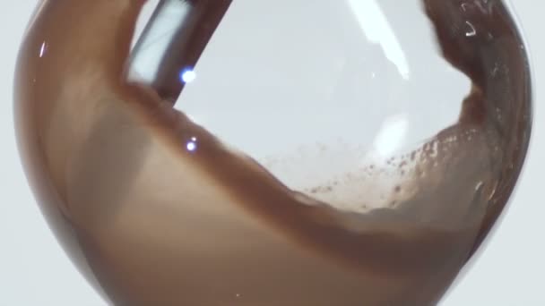 Медленная Съемка Круглого Бокала Коричневой Жидкостью Интересный Кадр Скручивания Жидкости — стоковое видео
