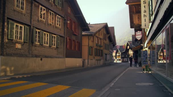 穿越瑞士布里恩茨市中心的豪普斯特拉斯路的静态拍摄 — 图库视频影像
