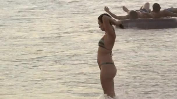 Rio Janeiro Juni 2013 Zeitlupenaufnahme Einer Frau Bikini Die Einem — Stockvideo