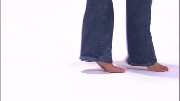 Close Shot Feet Girl Dancing Purple Shirt Jeans — Stock Video