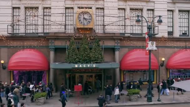 New York Noel Işıkları Ağaçlar Ile Macys Mağaza Girişinde Sokaktan — Stok video