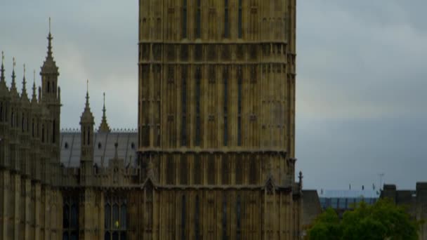 나무가 시작하여 카메라는 런던의 시계탑에서 올라가서 마침내 도달합니다 — 비디오