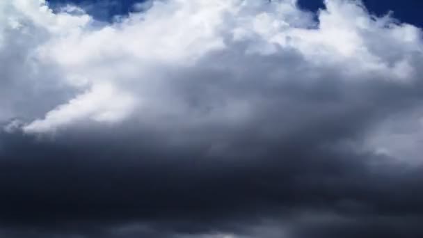 Zeitraffer Dunkler Wolken Die Mit Einem Hauch Von Weiß Und — Stockvideo