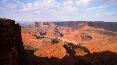 Güzel kanyonlar, vadiler, uçurumlar, mesas ve Green River aşağıda Utah üzerinde gözcü ölü at nokta güneş yükselir.