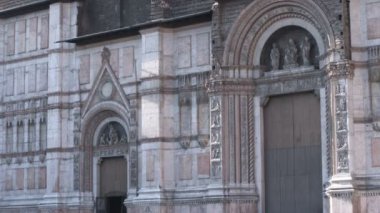 Aşağı binanın tepesinden tarafından yürüyüş insanlarla Plaza'ya eğimli