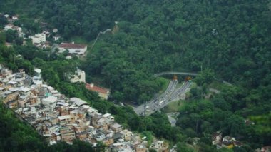 Bir aeriel statik çekim Rio de Janeiro tünel oluşturulmuş bir kavşak bakan şehrin bir parçası bu. İki kartalın ekran boyunca uçan küçük yarısına.