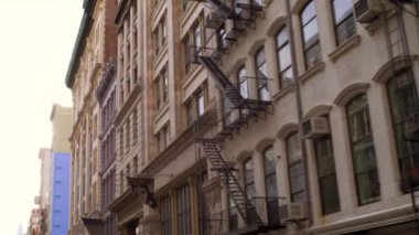 Nyc yangın merdivenleri ile binaların yan izleme çekim.