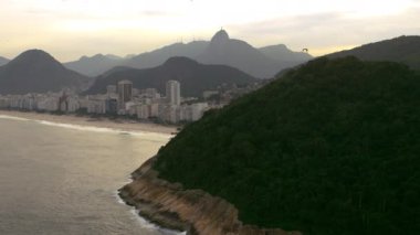 Rio de Janiero civarında bir dağın havadan çekilmiş fotoğrafı
