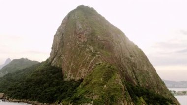 Rio de Janiero civarında bir dağın havadan çekilmiş fotoğrafı