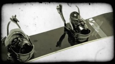 Üstten Görünüm ve kısmen ilk görülen bir siyah snowboard görünümünü yakından kurulu yönümü göstermek için daireler. Vintage stilize video klip.