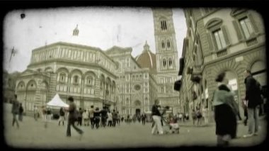 Bir geniş açı objektif bir kadeh bir plaza İtalya yürürken insanlar. Vintage stilize video klip