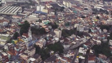 Yavaş hareket kentsel Rio de Janeiro, Brezilya Hava görüntüleri. Hareketli bir helikopterden filme.